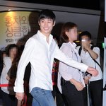 옷을.. 옷을... 입다 말고 온 것 같은 이제훈