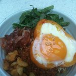 베이컨 바삭바삭이 파프리카 에그를 얹은 이색 비빔밥