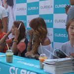 팬 사인회 중인 씨스타. 가까이서 보니 실물이 너무 이뻐.