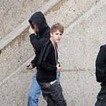 드디어 바지를 올려 입은 저스틴 <b>비버</b>, 엄마한테 혼났나