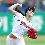 초<b>민망</b> 패션 시구녀 이수정, 여전히 아슬아슬해