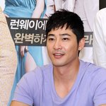 <b>티</b> 한장 걸쳤을 뿐인데 빛이 나는 강지환의 옷<b>발</b>