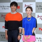 화장 <b>떡칠</b>한 정유미, 대체 얼마나 했길래 어둠 속에서 빛나?