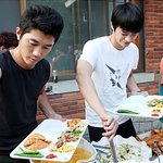 서인국 팬클럽, 통큰 삼계탕100<b>인분</b> 밥차 응원