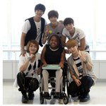 아픈 팬을 위해 레알 애장품을 선물한 <b>태민</b>이