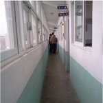 설계를 발로한 고등학교의 <b>복도</b>