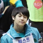 <b>새침</b>한 표정의 남자 아이돌