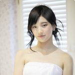<b>순백</b> 웨딩 드레스 입은 수지