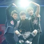 아이돌 그룹의 공중 <b>부양</b>샷