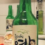 장마철 <b>벽지</b> 습기제거! 소주로 해결하세요 