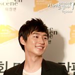 피부에 진짜 꿀 흐르는 것 같은 이제훈