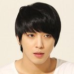 <b>흑발</b> 생머리 스타일의 남자 아이돌