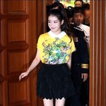 얼굴에 스티커 붙이고 나타난 아이유