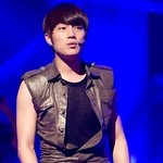 "비스트윤두준의 생일을 <b>축하</b>합니다"