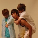 '어부바' 하고 <b>신난</b> 남자 아이돌들