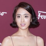 가느다란 실 하나에 <b>의지</b>한 아슬아슬한 김민정 드레스