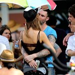 전세계 최강 섹시남 마룬5의 애덤 리바인~ 모델 여친과 함께 ㅎㄷㄷ