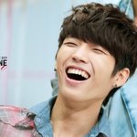 "웃을때  입에서 <b>나방</b>나오게 생긴 아이돌1위"