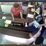 [사진有]야간<b>pc</b>방알바중 휴대폰 훔쳐갔습니다. 도와주세요..