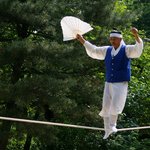 민속촌 광대의 <b>묘기</b>부리는 모습
