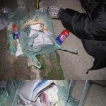 쓰레기 <b>봉투</b> 속에서 똑같이 쓰레기 취급 받으며 버려진 강아지