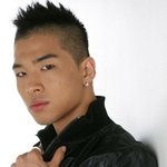 건강해 보이는 <b>구릿빛</b> 피부의 아이돌