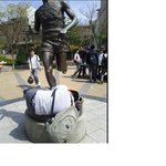 고 손기정 선수 <b>동상</b>에 이런 개념없는 짓을...