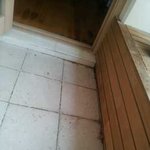 사진有)에어컨 틀면 베란다에서 물이 세는데 자기들(서비스센터) 은...