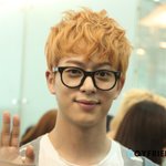범생스타일로 출국하는 보이프렌드 <b>동현</b>