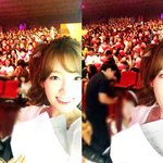 <b>팬들</b>을 배경으로 셀카 찍는 <b>태연</b>.jpg