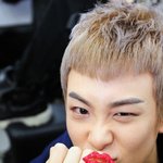 악세사리 <b>자랑</b> 하는 남자 아이돌