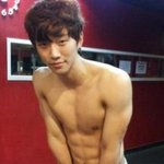 남자 아이돌 <b>최강</b>의 복근은?