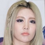 얼굴에 점이 <b>매력</b>인 연예인들