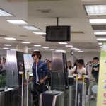 유노윤호, 공항의 <b>런</b>웨이화...