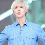 살짝 풀어 헤친 <b>셔츠</b>가 섹시한 아이돌