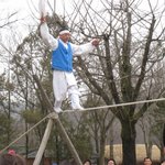 위용있는 민속촌 줄타기<b>묘기</b>