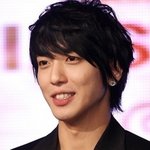 <b>흑발</b>이 잘 어울리는 아이돌 멤버