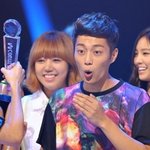 깜짝 놀란 <b>표정</b>이 귀여운 아이돌