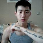 정리 안된 부스스한 남자 아이돌 머리 <b>st</b>