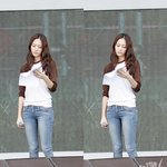 면티+청바지+운동화 <b>차림</b>의 크리스탈