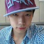 <b>쌩얼</b>에 대충 모자만 쓴 남자 아이돌