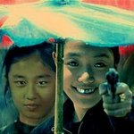 그런데 <b>이사진</b> 중간에 총들고있는애는 누구에요?