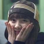 <b>쌩얼</b>에 모자만 쓴 여자 아이돌