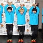 독특한 <b>포즈</b>로 단체 사진 찍는 아이돌