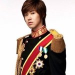 남자 아이돌들의 <b>제복</b> 스타일 패션