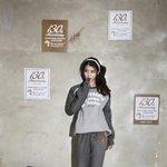 아이유 가을 분위기 물씬 풍기는 화보컷 공개