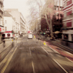 눈 깜빡<b>일수록</b> 빨라지는 속도감