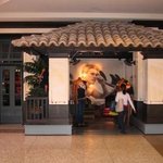 반응: 쇼핑몰서 <b>웃통</b> 벗은 남자 모델에게 달려간 女, 갑자기 끌어안고...