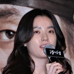 한효주의 과한 화장...;; 유분기 넘치는 듯;;;