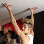 男아이돌의 <b>적당</b>한 팔근육